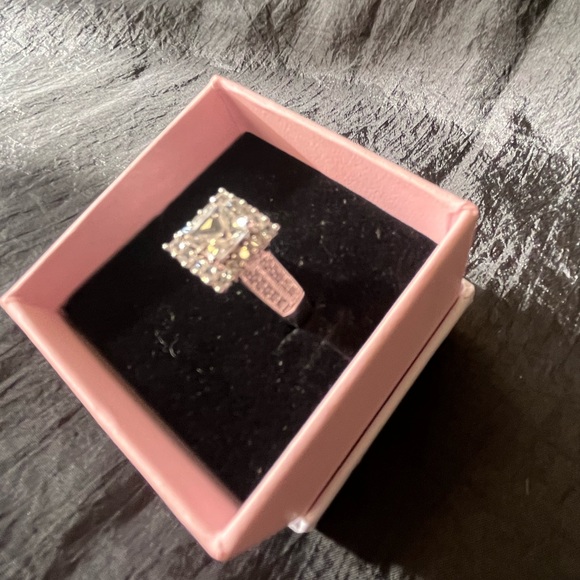 Princess cut Lab created White Sapphire set in Sterling Silver - Picture 7 of 10